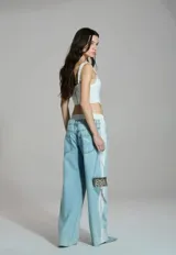Pantalón wide leg de mujer en denim celeste claro, con cintura de nylon elastizado y cordón de ajuste colgante. Cuenta con perneras amplias de corte recto.