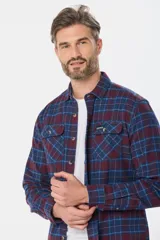 Sobrecamisa a cuadros de viyela gruesa con bolsillos frontales con solapa y botones.