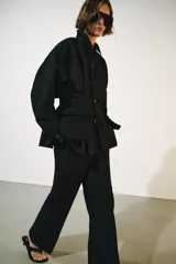 Chaqueta ZW Collection de color negro, con cuello solapa, manga larga y bolsillos delanteros de plastrón con solapa. Presenta cierre frontal con botones y bajo recto.