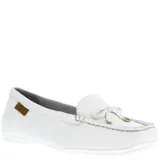 Mocasín de cuero blanco con detalle de moña en el empeine y herrajes metálicos dorados en las puntas de los cordones. Presenta costuras visibles en el borde y una pequeña etiqueta decorativa en el lateral.