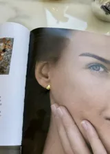 Aros tipo botón de plata 925 con baño de oro de 18 kilates, diseño liso en forma de gota.