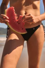 Conjunto de bikini con estampado de rayas horizontales en azul marino y blanco. El corpiño es de estilo triangular con breteles finos para atar, y la bombacha es de corte clásico con tiras laterales ajustables.