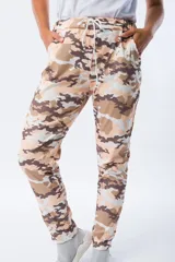 Pantalón babucha de viscosa con estampado camuflado en tonos tierra, corte holgado y cintura elástica ajustable con cordón.