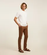 Pantalón de sarga para hombre, corte recto y ajuste entallado, con cintura fija, trabillas para cinturón y cierre frontal con cremallera y botón.
