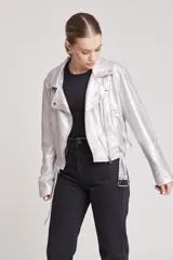 Cazadora estilo biker metalizada en color plateado, con cierre frontal asimétrico, solapas con broches a presión, mangas largas con cierre en los puños y cinturón ajustable en el ruedo.