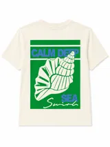 Remera blanca con estampado frontal de la leyenda "OUT OF OFFICE", un sol amarillo y ondas rosadas, acompañada por el texto "slow living by the sea".