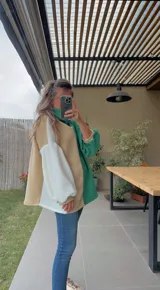 Polerón de cuello alto con diseño color block en blanco, beige y fucsia.