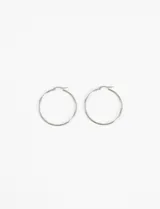 Aros tipo argolla de acero quirúrgico hipoalergénico, color plateado.