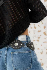 Short de jean celeste con lavado artesanal, corte extra wide, tiro alto y roturas en las piernas.