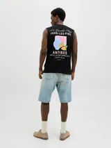 Musculosa oversize de algodón con cuello redondo y calce relajado. Presenta un diseño estampado en la espalda con motivos veraniegos y tipografía alusiva a Juan-les-Pins y Antibes.