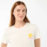 Conjunto de pijama compuesto por una remera blanca de manga corta con pequeño estampado de sol y la frase 'Sunshine' en el pecho, y un short a rayas verticales en tonos amarillo y rosado con elástico en la cintura y etiqueta con la palabra 'Love.'.