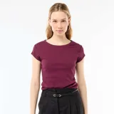 Camiseta bordó de manga corta confeccionada en tejido de canalé, con cuello redondo y ajuste al cuerpo.