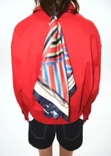Chaqueta oversize de algodón con elastano, color rojo, de manga larga, con cuello camisero y cierre delantero con cremallera.