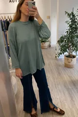 Remera larga color verde con textura acanalada y corte oversize.