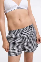 Short de tela a cuadros celeste y blanco con cintura elástica y bolsillos laterales.