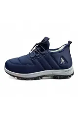 Calzado deportivo azul marino con cordones elásticos, interior forrado y suela de goma con relieve.