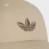Gorro de béisbol Adidas Adicolor Classic Trifolio, color beige con el logotipo del trifolio bordado en la parte frontal y visera precurvada.