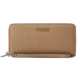 Billetera Guess modelo Remy de cuero sintético en color marrón con textura saffiano, cierre perimetral y correa de muñeca desmontable. Presenta el logo de la marca grabado en relieve en la parte frontal y herrajes metálicos plateados.