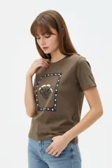 Remera de manga corta color azul marino con cuello redondo y estampado frontal de una flor en tonos celestes y blancos.