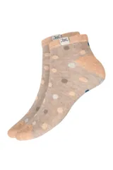 Par de soquetes de algodón color beige con estampado de lunares en tonos pasteles, talones y punteras en color tostado, y detalle de etiqueta con logo en el puño.