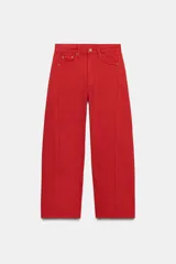 Jeans de tiro medio y corte relaxed en color rojo, con diseño de cinco bolsillos y costuras verticales en el frente.