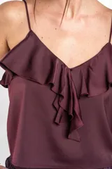 Musculosa negra de satén con escote en V, tirantes finos y detalle de volados en el pecho.