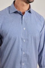 Camisa de vestir de hombre, con cuello italiano y estampado a cuadros en tonos azul y blanco.