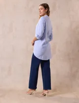 Camisa celeste de lino marca Cable & Gauge, con cuello con solapa, abertura central con botones, bolsillos delanteros, mangas largas regulables con presilla y botón, y largo de espalda mayor al delantero.