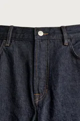 Pantalón jeans straight fit de tiro bajo, confeccionado en denim de algodón oscuro sin lavados, con diseño de pierna recta, cinco bolsillos y cierre frontal de botonadura.