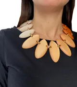 Collar corto con eslabones dorados y piezas de resina color marfil con forma de hojas. Cierre con mosquetón y largo regulable.