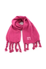 Bufanda azul marino con detalle de etiqueta con logo y flecos trenzados.