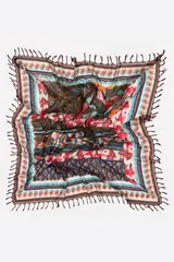 Chal de algodón con diseño estampado multicolor, bordes decorados con guardas y flecos anudados en los extremos.