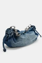 Bolso de hombro confeccionado en denim con efecto deslavado, diseño fruncido en los laterales con tiradores ajustables y asa de hombro combinada con cadena metálica plateada. Cuenta con cierre de cremallera y bolsillo interior.