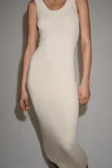 Vestido largo confeccionado en hilatura con mezcla de viscosa, de corte recto y diseño sin mangas. Presenta escote redondo con detalle de rib a tono.