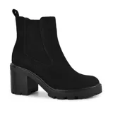 Bota corta color marrón de gamuza sintética, con elástico lateral, taco cuadrado y suela track.