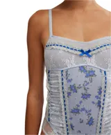 Body celeste con estampado floral, detalles de encaje y lazo azul en el centro del busto.