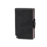 Billetera tipo tarjetero de cuero negro con caja de aluminio interna y sistema de deslizamiento para tarjetas. Cuenta con cierre mediante broche a presión.