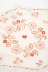 Bandana de algodón color crudo con diseño bordado en punto cruz que incluye motivos florales, corazones y conejos.