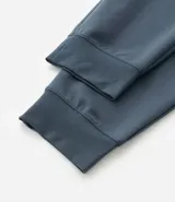 Pantalón deportivo masculino liso color negro, con ajuste elástico en la cintura y bolsillos laterales.