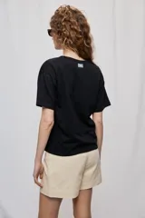 Remera negra de manga corta con escote en V y silueta amplia.