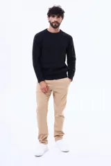 Buzo de tejido de punto con cuello redondo, de corte clásico y manga larga, con puños y ruedo acanalados.