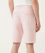 Bermuda de hombre en lino color gris claro, de corte recto, con textura discreta, bolsillos laterales y cierre frontal con botón y cremallera.