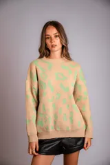 Buzo negro con estampado animal print en blanco, cuello redondo y mangas largas.