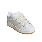 Championes Adidas Campus 00S W, color blanco con detalles en beige y suela marrón.