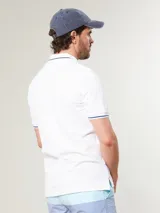 Polo de piqué color verde agua con cuello clásico y tapeta de dos botones.