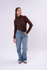 Polera de manga larga en color marrón chocolate, con cuello alto y ajuste al cuerpo.