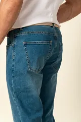 Pantalón de jean azul de corte recto, con bolsillos delanteros y traseros, y presillas para cinturón.