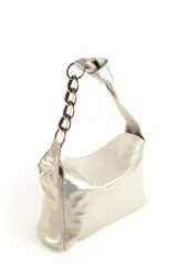 Cartera de mano color dorado con acabado metalizado, diseño estructurado y asa corta que combina una sección de cuero con una cadena metálica decorativa.