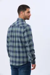 Camisa de viyela a cuadros en tonos marrón, azul marino y gris, con cuello clásico, cierre frontal con botones, mangas largas y un bolsillo en el pecho.