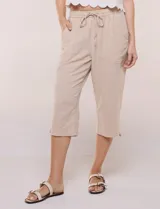 Pantalón capri de algodón a rayas verticales en tonos azul, celeste y blanco, con cintura elastizada, cordón de ajuste frontal y bolsillos aplicados.